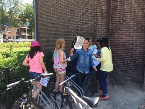Kinderen staan met hun fietsen bij elkaar tijdens het
                              robotproject in de Vlindervallei.